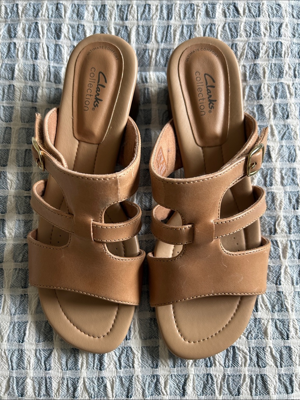Clarks ladies heeled light tan slide sandal. Desirae Palm collection. New